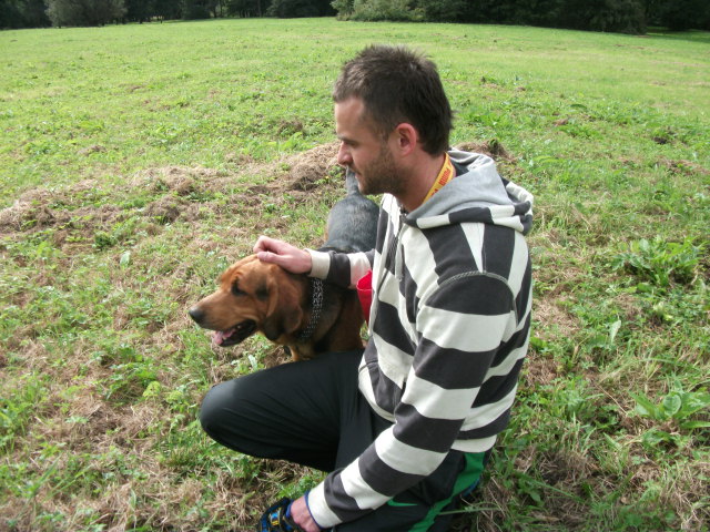 Ares lubi się przytulać i oczywiście zaraz przylgnął do Bartka.